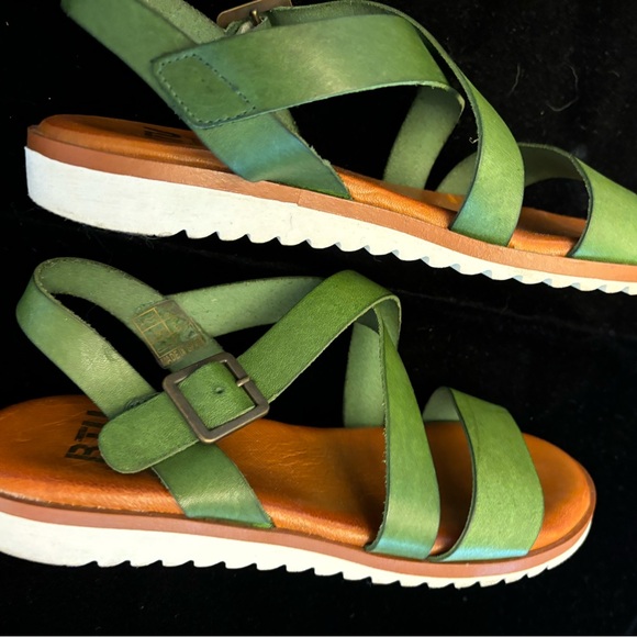 Green leather sandals.size 7 by BTU by Bertuchi. - Picture 2 of 4